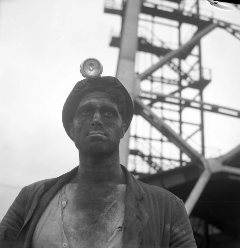 El Museo del Pueblo de Asturias acoge una selección de fotografías sobre la minería con el anímo de homenajear a todos aquellos que desempeñaron su actividad en las explotaciones del principado desde 1900 a 1997.