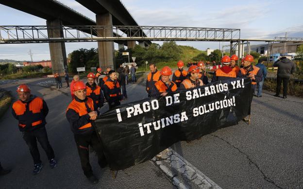 Los trabajadores de la empresa gijonesa, durante su concentración en la AS-326. 