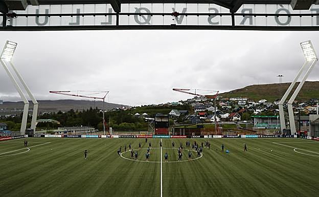 Imagen desde la grada cubierta de Torsvollur y enfrente los contenderores junto a la línea del centro del cAmapo