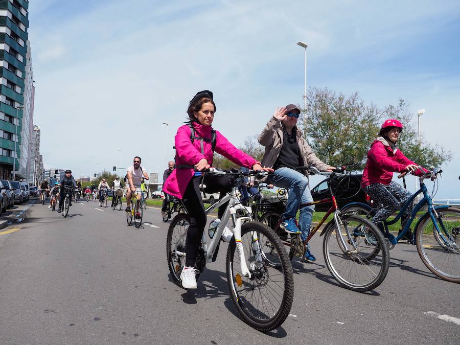 La bicicletada contó con un centenar de participantes que vivieron una jornada festiva en la ciudad. 