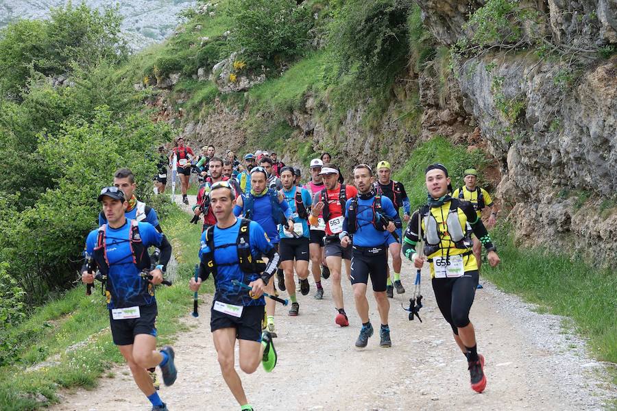 El mundo del trail asturiano tuvo hoy una cita ineludible en los Picos de Europa, con la celebración de la VII Traveserina, una de las carreras del calendario asturiano que discurre por los parajes de los Picos de Europa, partiendo desde Sotres para llegar hasta Arenas de Cabrales