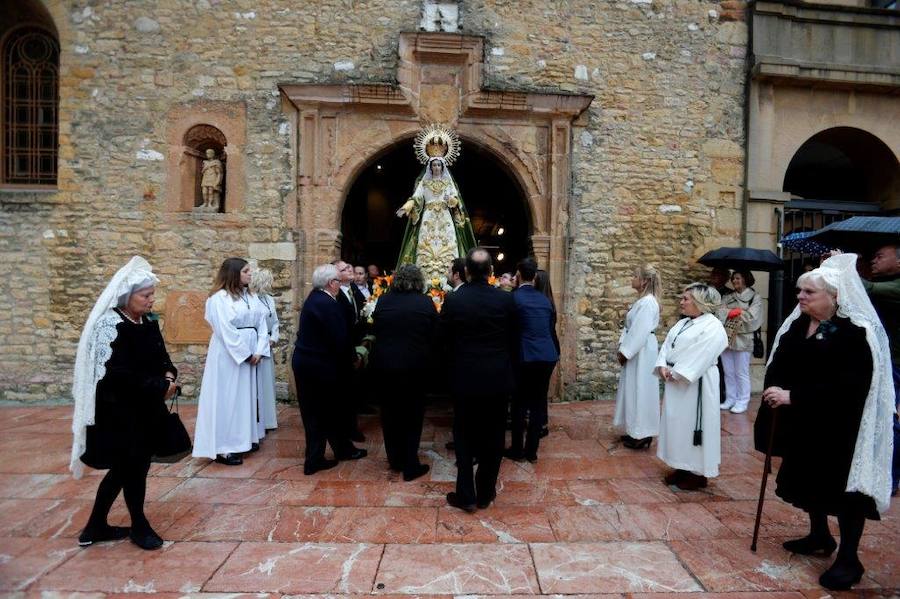 San Tirso El Real acogió este sábado el respónso por Velasquita Giráldez, La Balesquida y la procesión de la Esperanza.