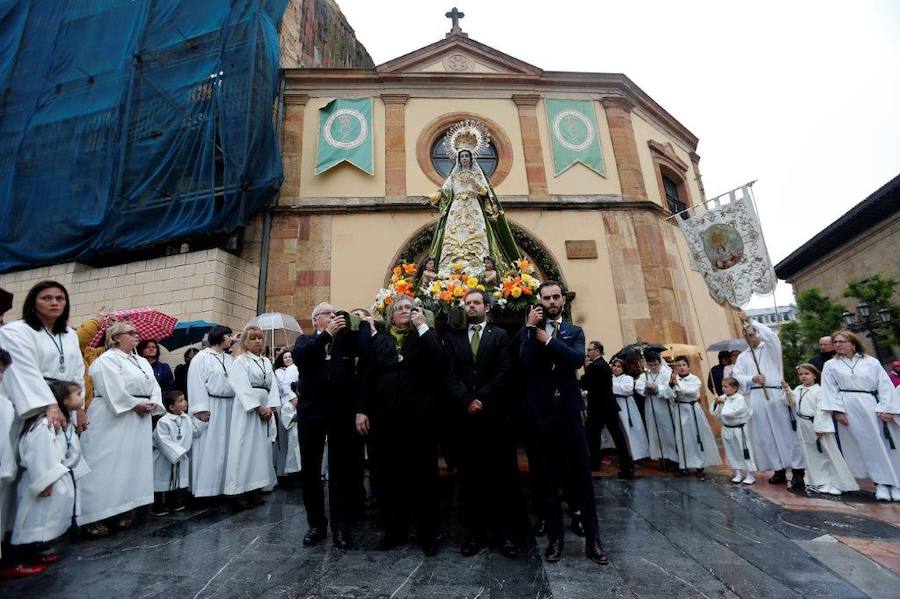 San Tirso El Real acogió este sábado el respónso por Velasquita Giráldez, La Balesquida y la procesión de la Esperanza.