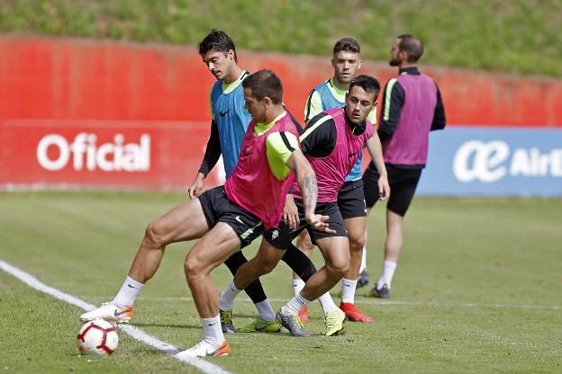 Juan Rodríguez intenta evitar que el balón salga por banda ante Noblejas, Pedro Díaz y Nacho Méndez. 