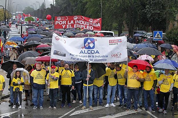Trabajadores de Alcoa, en la manifestación del Primero de Mayo celebrada en Mieres. 