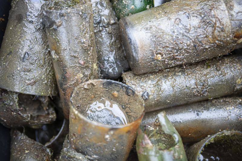 Neumáticos, cristales, un radiocasete, una papelera... Entre los kilos de basura que extrajeron los miembros de la Federación de Actividades Subacuáticas del Principado había de todo. La tarea tuvo mucha expectación y, entre los propósitos de la misma estaba concienciar a la sociedad. 