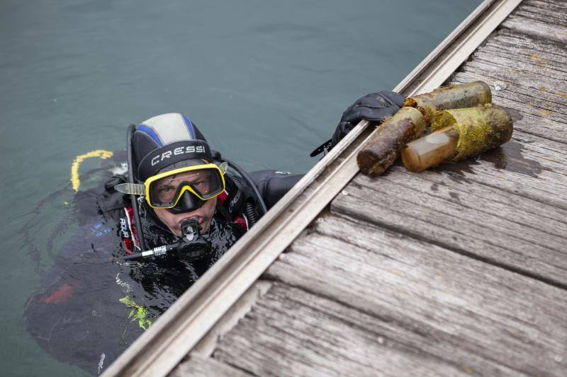 Neumáticos, cristales, un radiocasete, una papelera... Entre los kilos de basura que extrajeron los miembros de la Federación de Actividades Subacuáticas del Principado había de todo. La tarea tuvo mucha expectación y, entre los propósitos de la misma estaba concienciar a la sociedad. 