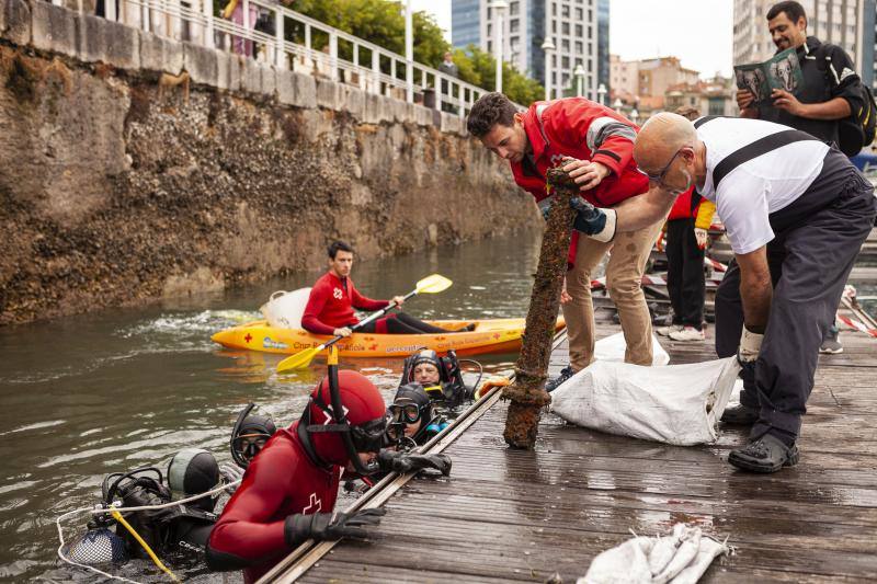 Neumáticos, cristales, un radiocasete, una papelera... Entre los kilos de basura que extrajeron los miembros de la Federación de Actividades Subacuáticas del Principado había de todo. La tarea tuvo mucha expectación y, entre los propósitos de la misma estaba concienciar a la sociedad. 