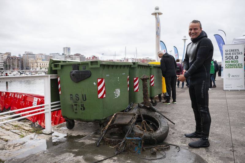 Neumáticos, cristales, un radiocasete, una papelera... Entre los kilos de basura que extrajeron los miembros de la Federación de Actividades Subacuáticas del Principado había de todo. La tarea tuvo mucha expectación y, entre los propósitos de la misma estaba concienciar a la sociedad. 