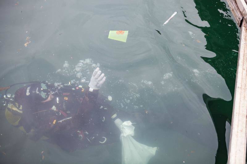 Neumáticos, cristales, un radiocasete, una papelera... Entre los kilos de basura que extrajeron los miembros de la Federación de Actividades Subacuáticas del Principado había de todo. La tarea tuvo mucha expectación y, entre los propósitos de la misma estaba concienciar a la sociedad. 