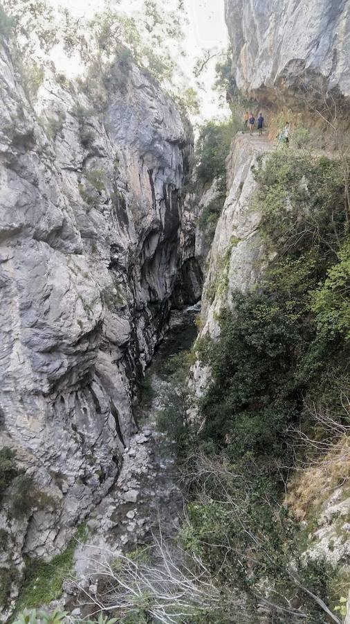 Unas espectaculares imágenes que reflejan a la perfección la belleza de esta senda que discurre a través de los Picos de Europa.