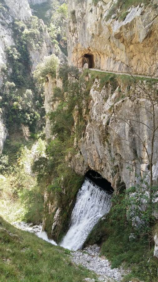 Unas espectaculares imágenes que reflejan a la perfección la belleza de esta senda que discurre a través de los Picos de Europa.