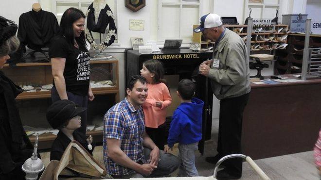 Abre una caja fuerte que llevaba cerrada desde los años 70 y se encuentra...