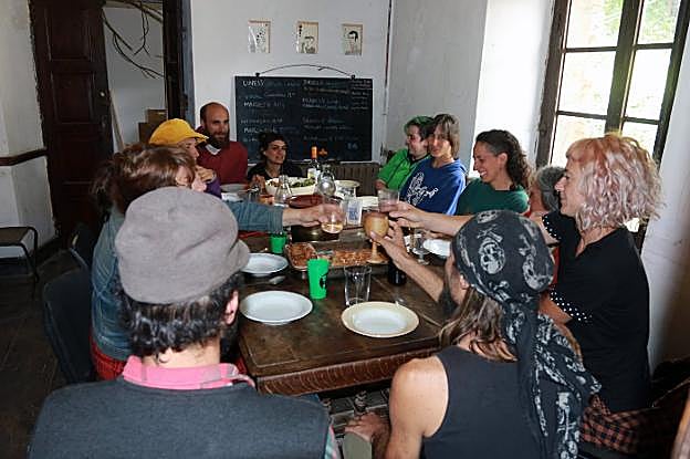 Los okupas del palacio de Ronzón, en Lena. 