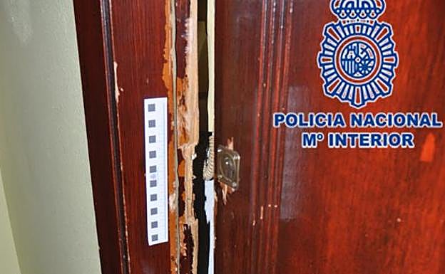 Estado en el que dejaron la puerta del piso. 