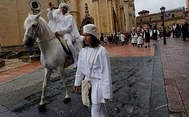 El Heraldo de la Balesquida, por las calles de Oviedo. 