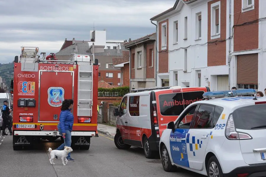 A pesar de la espectacularidad del sucesos, no hubo que lamentar daños peronales. Los vecinos fueron desalojados por precaución mientras los Bomberos de Oviedo sofocaban el fuego y ventilaban la zona