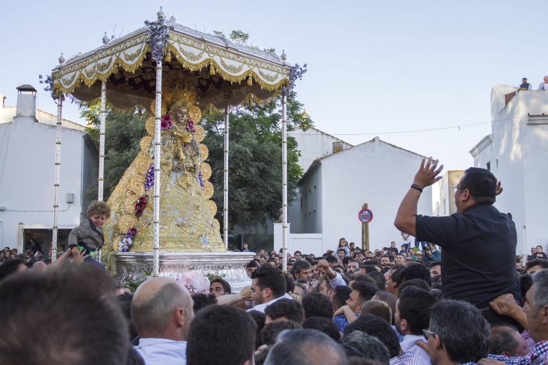 Multitudinaria y larga procesión de la Virgen del Rocío en Almonte (Huelva). En torno a las 2.49 horas de este Lunes de Pentecostés tuvo lugar el 'salto de la reja' y la imagen salió de la ermita para comenzar la tradicional procesión a hombros de los almonteños que se ha prolongado hasta las 12.31 horas, cuando ha vuelto a su Santuario. En su recorrido ante las 124 hermandades participantes, la Virgen ha vestido traje y manto con más de 2.000 piezas bordadas en oro fino en el taller de Fernando Calderón.