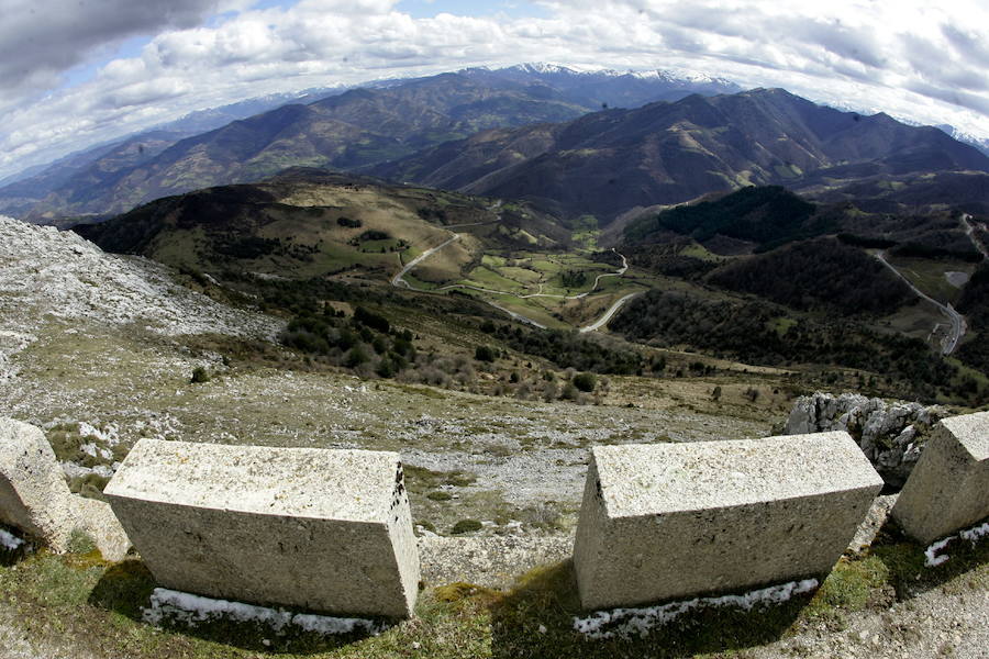 Paisaje montañoso desde el Gamoniteiro, en la sierra del Aramo.