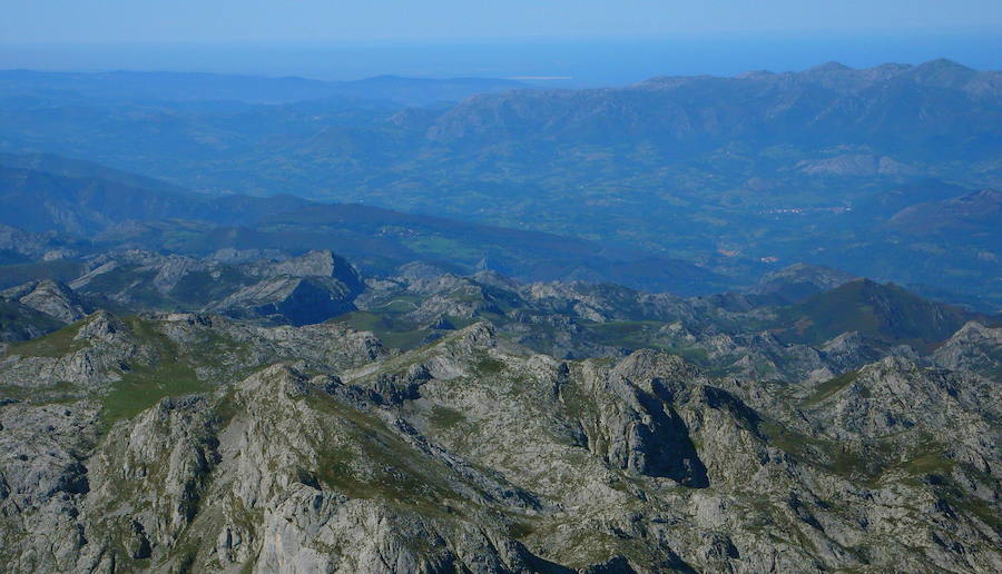 Al fondo el dique Norte de El Musel visto desde la cima de los Cuetos de Trave, en el macizo central de los Picos de Europa.