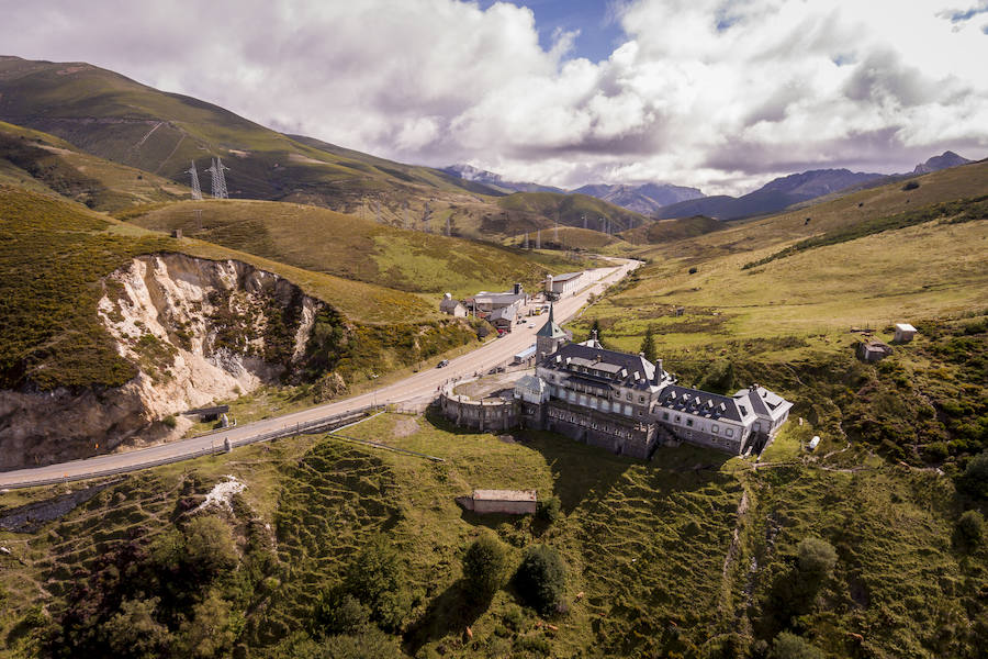 El parador de Pajares y la carretera del puerto a vista de pájaro.