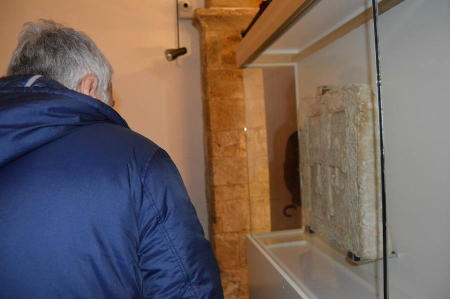 El Museo Prerrománico de San Martín de Salas permanece abierto al público desde esta mañana en la antigua capilla del Palacio Valdés Salas. Estas 21 piezas permanecían en la torre de los Valdés Salas desde 1999.