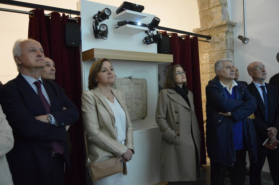 El Museo Prerrománico de San Martín de Salas permanece abierto al público desde esta mañana en la antigua capilla del Palacio Valdés Salas. Estas 21 piezas permanecían en la torre de los Valdés Salas desde 1999.