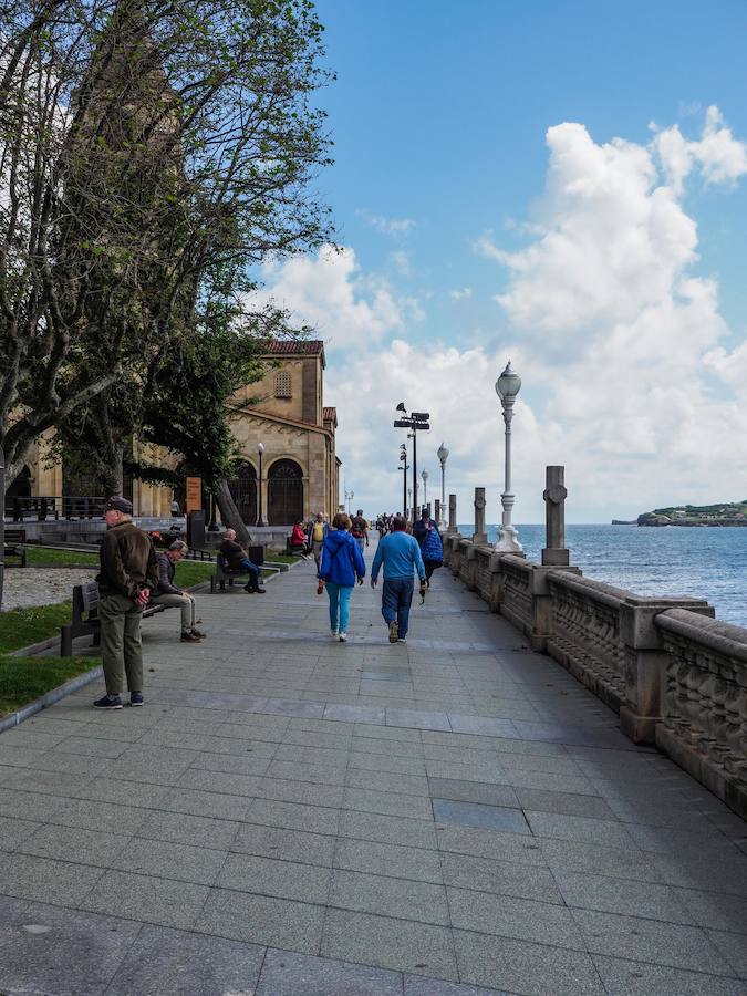 A las puertas del verano Asturias vivió una jornada atípica, con la caída de las temperaturas y precipitaciones débiles durante la primera parte del día. En algunos momentos el sol también hizo acto de presencia.