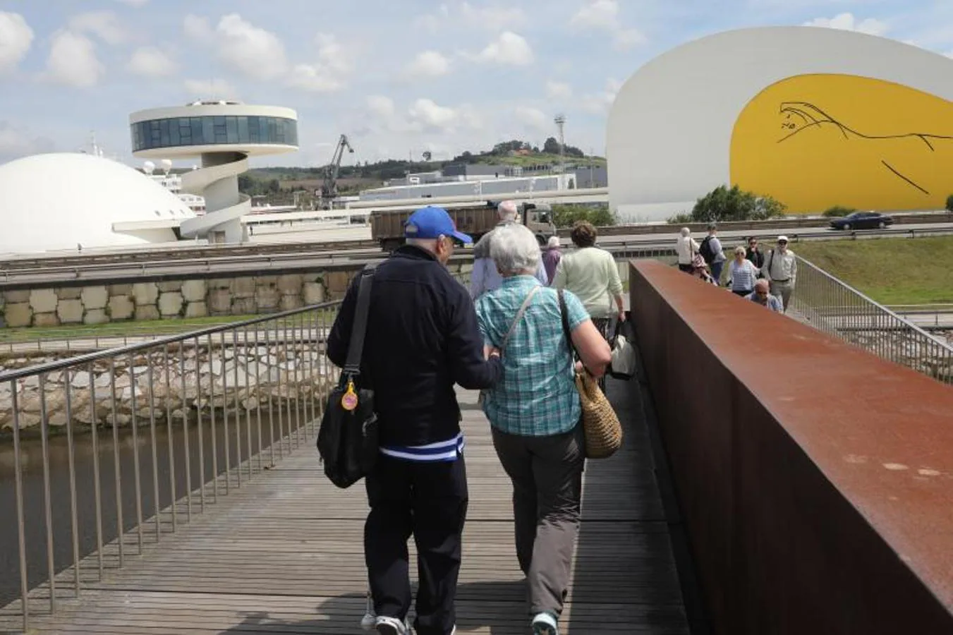 Los cruceristas del 'Braemar' vuelven recalar en la ciudad y se dejan ver por las calles del centro.