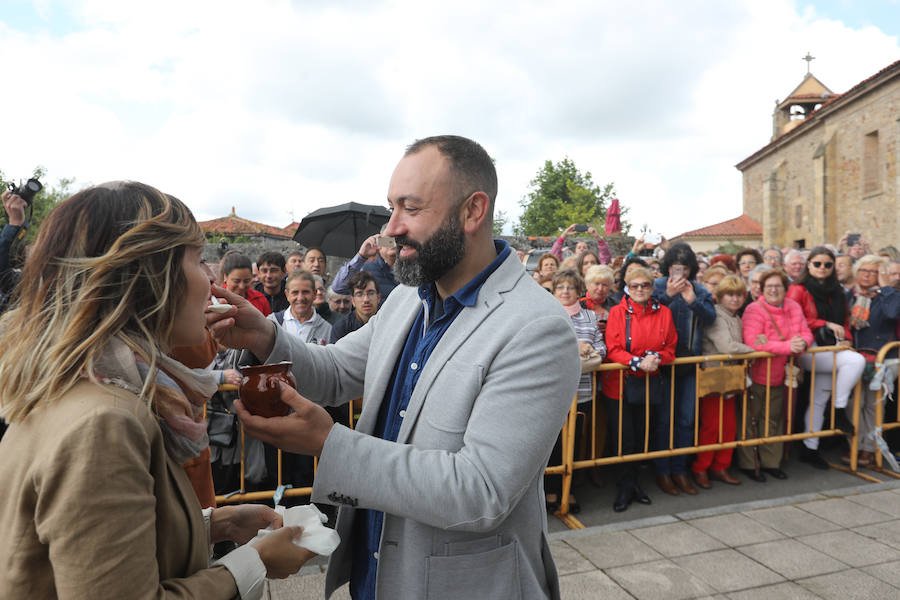 Leticia Coello y Juan José Martínez se han dado un total de 88 besos, uno por cada trozo del puchero que el novio rompió contra el crucero de la ermita de La Luz, tal y como manda la tradición del Rito del Beso que cierra las fiestas de El Puchero de Villalegre cada año.