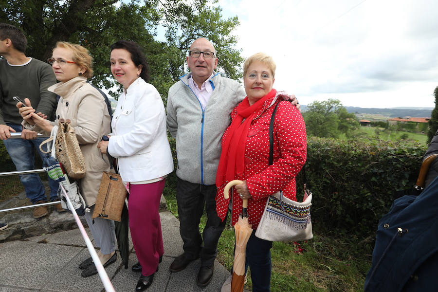 Leticia Coello y Juan José Martínez se han dado un total de 88 besos, uno por cada trozo del puchero que el novio rompió contra el crucero de la ermita de La Luz, tal y como manda la tradición del Rito del Beso que cierra las fiestas de El Puchero de Villalegre cada año.