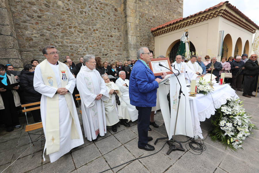 Leticia Coello y Juan José Martínez se han dado un total de 88 besos, uno por cada trozo del puchero que el novio rompió contra el crucero de la ermita de La Luz, tal y como manda la tradición del Rito del Beso que cierra las fiestas de El Puchero de Villalegre cada año.