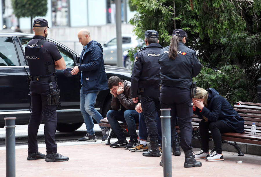 Los arrestados, dos chicos y una chica, está acusados de robar en supermercados. 