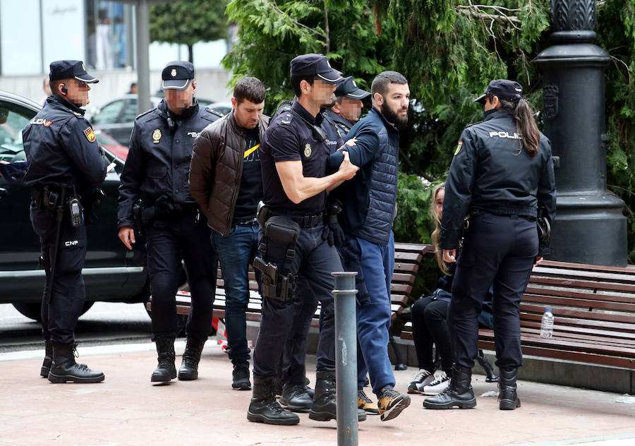 Los arrestados, dos chicos y una chica, está acusados de robar en supermercados. 