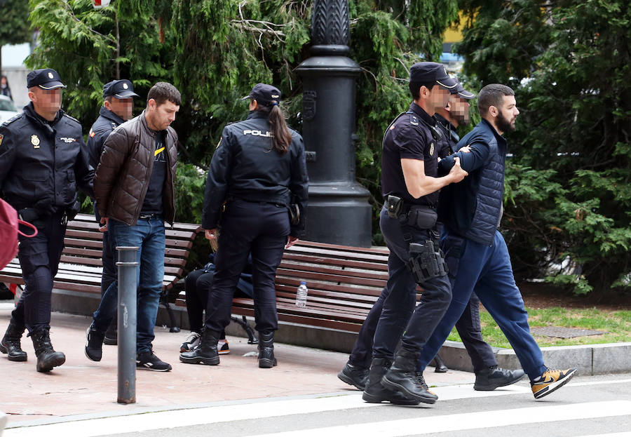 Los arrestados, dos chicos y una chica, está acusados de robar en supermercados. 