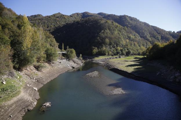 El pantano de Tanes, en Caso, cuyas aguas esperan por las embarcaciones sin motor. 