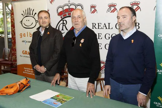 De izquierda a derecha, el secretario de la Fundación Galbán, José Alberto Fernández; el presidente del Club de Golf, Antonio Mortera, y el jefe de Márketing de Caja Rural, entidad patrocinadora. 