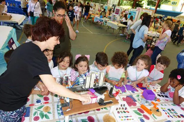 Lourdes Álvarez expone el proyecto a los niños del colegio Reconquista en la Feria de Ciencia. 