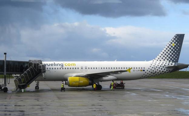 Una aeronave de Vueling, en la plataforma del aeropuerto de Asturias.