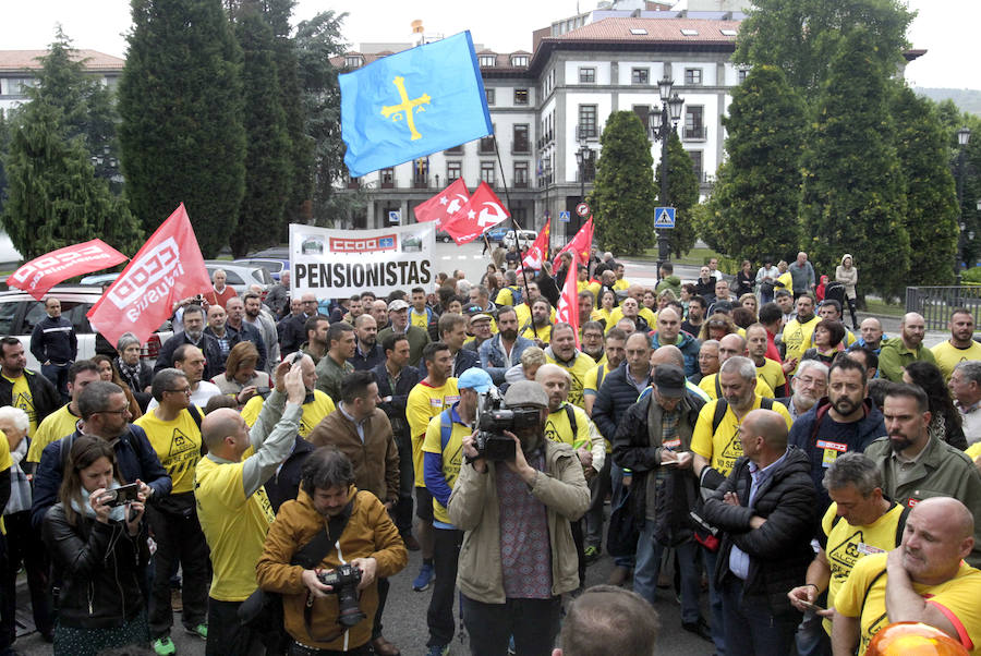 La plantilla de Alcoa marcha desde la planta de la empresa en Avilés hasta la sede de la Delegación de Gobierno en Oviedo