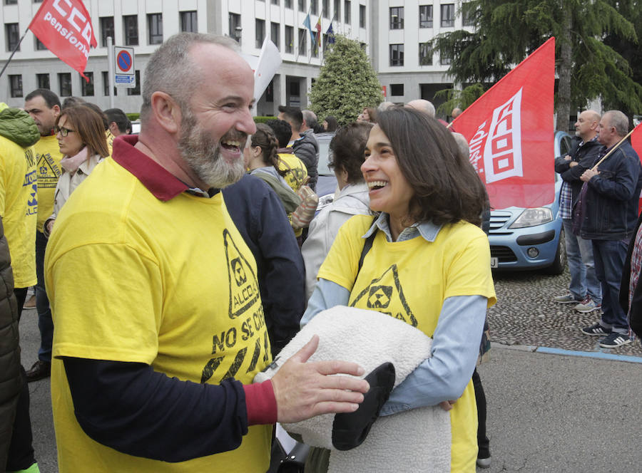 La plantilla de Alcoa marcha desde la planta de la empresa en Avilés hasta la sede de la Delegación de Gobierno en Oviedo