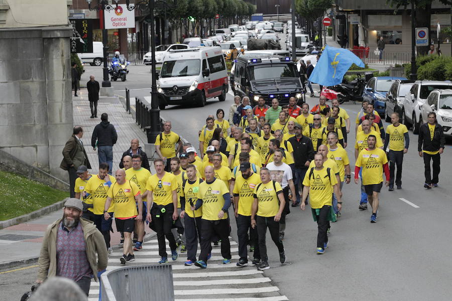 La plantilla de Alcoa marcha desde la planta de la empresa en Avilés hasta la sede de la Delegación de Gobierno en Oviedo