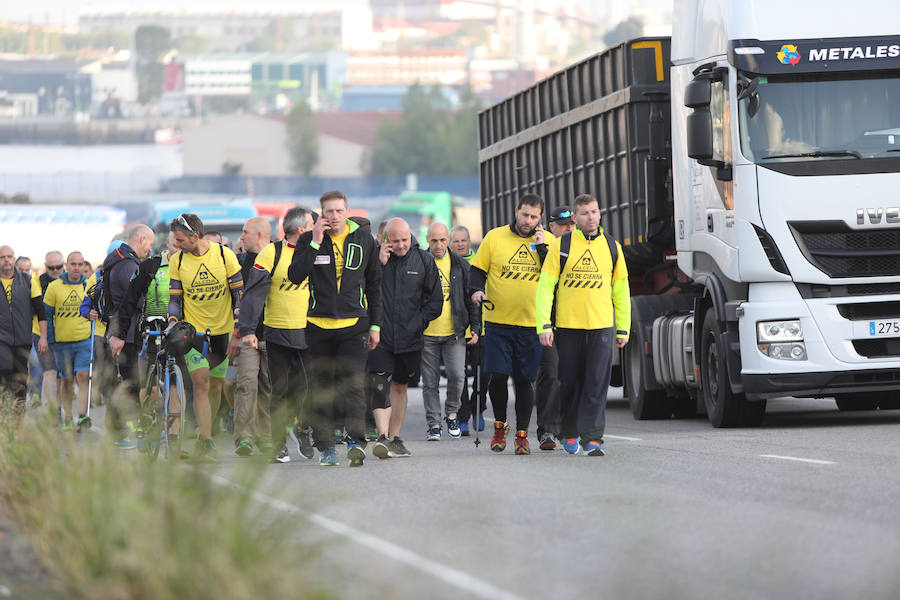 La plantilla de Alcoa marcha desde la planta de la empresa en Avilés hasta la sede de la Delegación de Gobierno en Oviedo