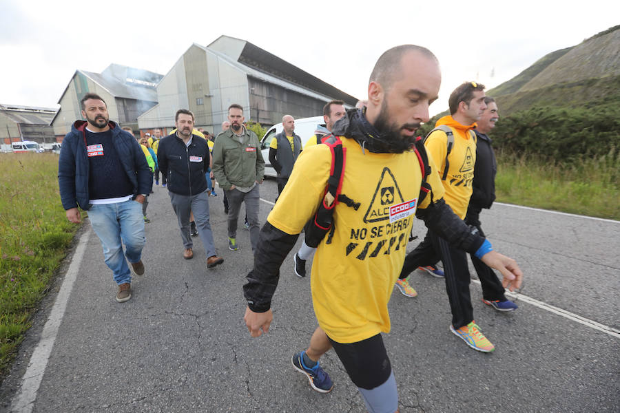 La plantilla de Alcoa marcha desde la planta de la empresa en Avilés hasta la sede de la Delegación de Gobierno en Oviedo