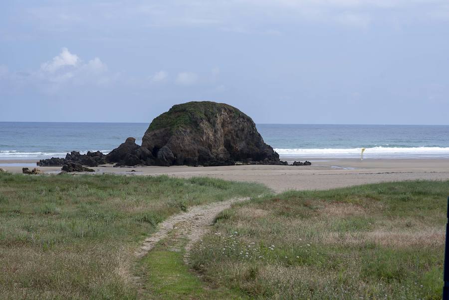10. Playa de Peñarronda, situada entre los concejos de Castropol y Tapia.