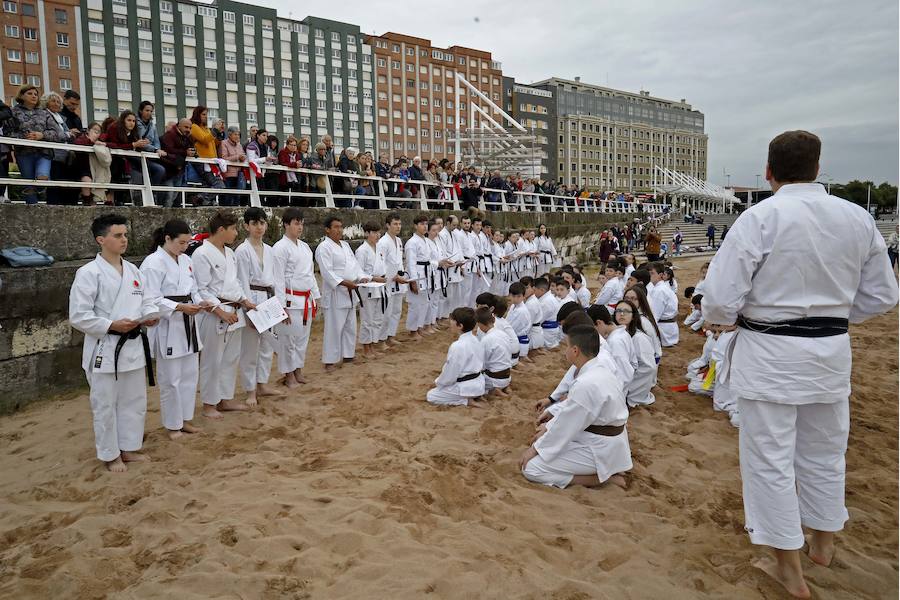 Una exhibición de kárate dirigida por Ricardo García en la playa gijonesa logró la atención de un numeroso público