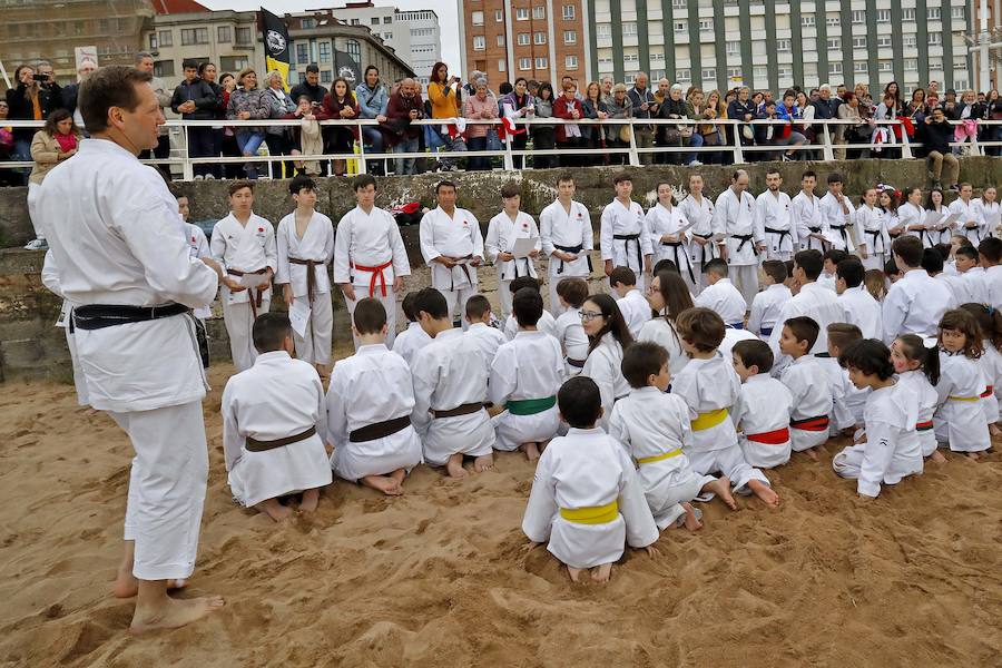 Una exhibición de kárate dirigida por Ricardo García en la playa gijonesa logró la atención de un numeroso público