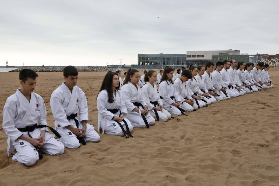 Una exhibición de kárate dirigida por Ricardo García en la playa gijonesa logró la atención de un numeroso público
