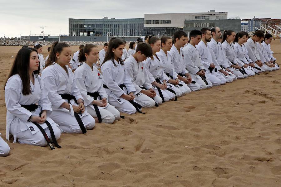 Una exhibición de kárate dirigida por Ricardo García en la playa gijonesa logró la atención de un numeroso público