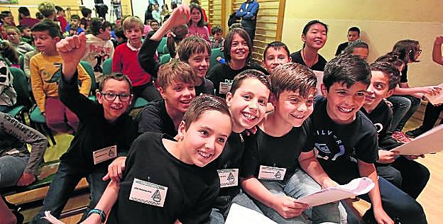 Parte del equipo de la ópera, en el salón de actos del Baudilio Arce, tras la representación. 